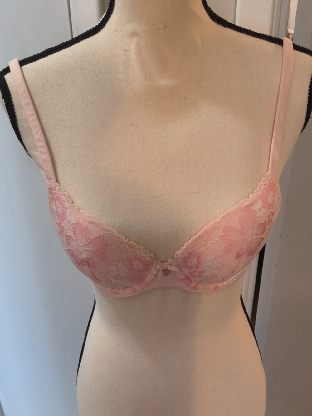 Victoria's Secret Pale Pink Floral Lace Underwire Bra
